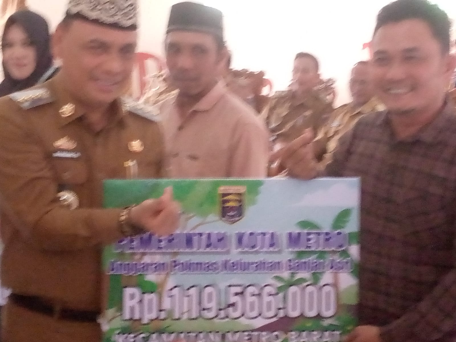 Walikota Metro salurkan bantuan Hibah sarana dan Prasarana Rumah Ibadah di Kelurahan Mulyosari.